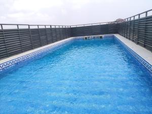 アビジャンにあるImmeuble Bisrrah, Studio Aの青い水の大きなプール