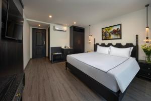 Postel nebo postele na pokoji v ubytování SQ Hang Gai hotel & Spa