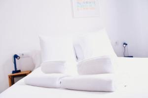 フェロルにあるApartamento Bello Piñeiroの白いベッド(白いタオル付)