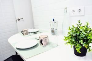 フェロルにあるApartamento Bello Piñeiroの白いバスルーム(シンク、花瓶付)