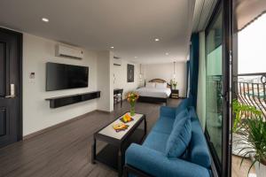 TV a/nebo společenská místnost v ubytování SQ Hang Gai hotel & Spa