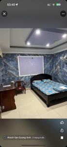 Postel nebo postele na pokoji v ubytování Quang Vinh Hotel