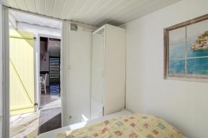 ein Schlafzimmer mit einem Bett und einem Fenster in der Unterkunft Studio piscine partagée in Brétignolles-sur-Mer + 20 Fotos
