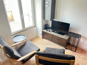 Televisyen dan/atau pusat hiburan di Parthenay Centre-Ville - Maison avec 1 chambre