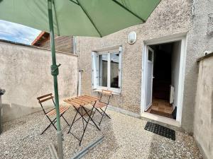 Kawasan patio atau luaran di Parthenay Centre-Ville - Maison avec 1 chambre