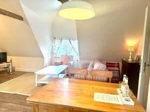 a living room with a table and chairs at Altes Standesamt Große Wohnung in Oldsum