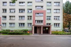 eine leere Straße vor einem Gebäude in der Unterkunft Górna Pleasant Apartment in Rokicie