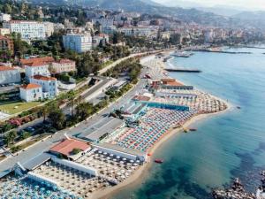 una vista aérea de una playa y el océano en Ad un Passo dal Sole, en San Remo