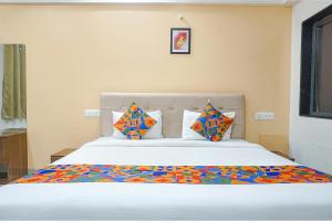 Postel nebo postele na pokoji v ubytování FabHotel Embassy near Amanora Mall