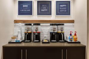 Hampton by Hilton Shelton的咖啡和沏茶工具
