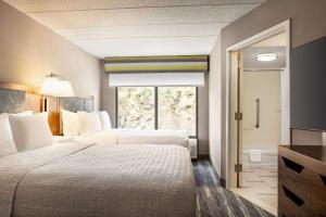 Hampton by Hilton Shelton客房内的一张或多张床位