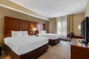 Postel nebo postele na pokoji v ubytování Comfort Inn & Suites