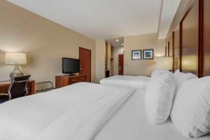 Postel nebo postele na pokoji v ubytování Comfort Inn & Suites