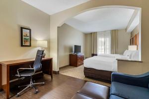 TV a/nebo společenská místnost v ubytování Comfort Inn & Suites