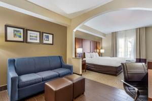 Postel nebo postele na pokoji v ubytování Comfort Inn & Suites