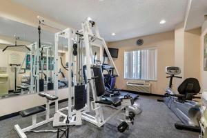Fitness centrum a/nebo fitness zařízení v ubytování Comfort Inn & Suites