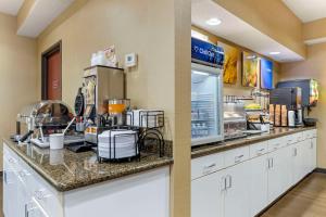Kuchyň nebo kuchyňský kout v ubytování Comfort Inn & Suites