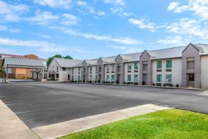 an empty parking lot in front of a building at Comfort Inn Petersburg Fort Lee Area in Petersburg