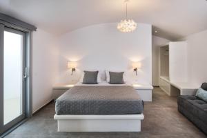 Giường trong phòng chung tại Felicity Cave Suites