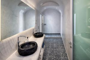 Phòng tắm tại Felicity Cave Suites