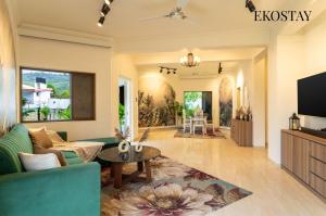 Televisyen dan/atau pusat hiburan di EKOSTAY - 8BHK La Flamingo Villa with Private Turf