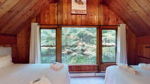 Treehouse Home Brought to you by GetAway Vacations tesisinde bir odada yatak veya yataklar