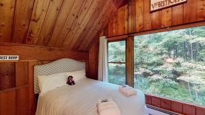 Treehouse Home Brought to you by GetAway Vacations tesisinde bir odada yatak veya yataklar