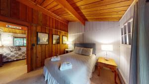 Treehouse Home Brought to you by GetAway Vacations tesisinde bir odada yatak veya yataklar