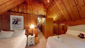 Treehouse Home Brought to you by GetAway Vacations tesisinde bir odada yatak veya yataklar