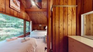 Treehouse Home Brought to you by GetAway Vacations tesisinde bir odada yatak veya yataklar