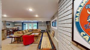 Treehouse Home Brought to you by GetAway Vacations tesisinde bir oturma alanı