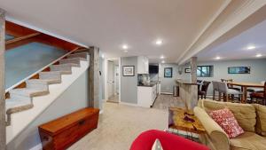 Treehouse Home Brought to you by GetAway Vacations tesisinde bir oturma alanı