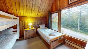 Treehouse Home Brought to you by GetAway Vacations tesisinde bir odada yatak veya yataklar