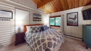 Treehouse Home Brought to you by GetAway Vacations tesisinde bir odada yatak veya yataklar