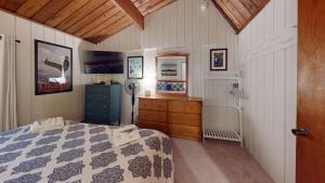Treehouse Home Brought to you by GetAway Vacations tesisinde bir odada yatak veya yataklar