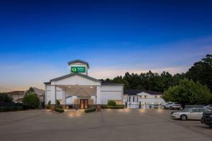 Un edificio con un reloj encima. en Quality Inn & Suites Kilgore-Longview, en Kilgore