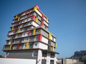 un edificio alto con ventanas y balcones coloridos en Ibis Serra Talhada, en Serra Talhada