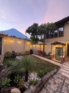 a house with a garden in front of it at Cabaña Antonio chavez in Santiago Atitlán
