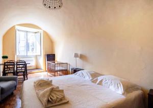 A bed or beds in a room at Fiamma Apartment