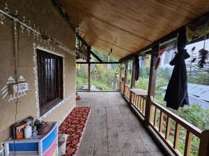Balkon oz. terasa v nastanitvi C6manali
