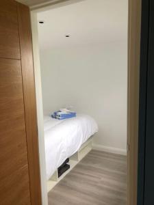 una piccola camera da letto con un letto in una stanza di Luxury 1 bedroom Glamping Cabin with Hot Tub & BBQ a Ballyvoy