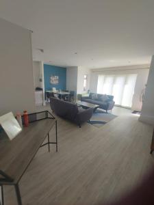 Posezení v ubytování Luxury 2Bedroom - 2Bath - Prime location - Patio