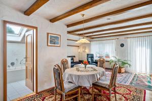 NeunkirchenにあるGästehaus Marlies - Wohnung Aのテーブルと椅子のあるダイニングルーム