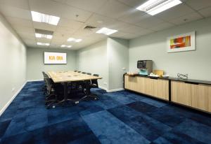 an office with a ping pong table in a room at Sudima Auckland Airport in Auckland