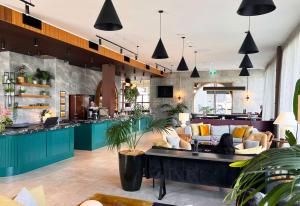 奥克兰Sudima Auckland City的带沙发和桌子的客厅