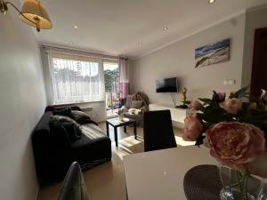 卢克钦Amber Blue Mare的客厅里有一张沙发和一张桌子。