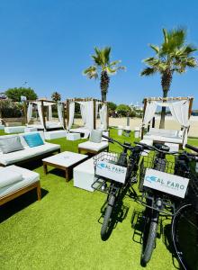 deux vélos garés sur l'herbe avec des chaises et des tables dans l'établissement Villa Helvetia, à Corropoli