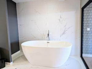 Koupelna v ubytování Luxueuse Villa Calypso - Piscine et vue mer