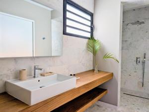 Koupelna v ubytování Luxueuse Villa Calypso - Piscine et vue mer