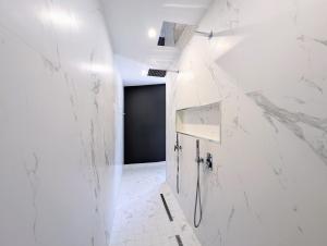 Koupelna v ubytování Luxueuse Villa Calypso - Piscine et vue mer